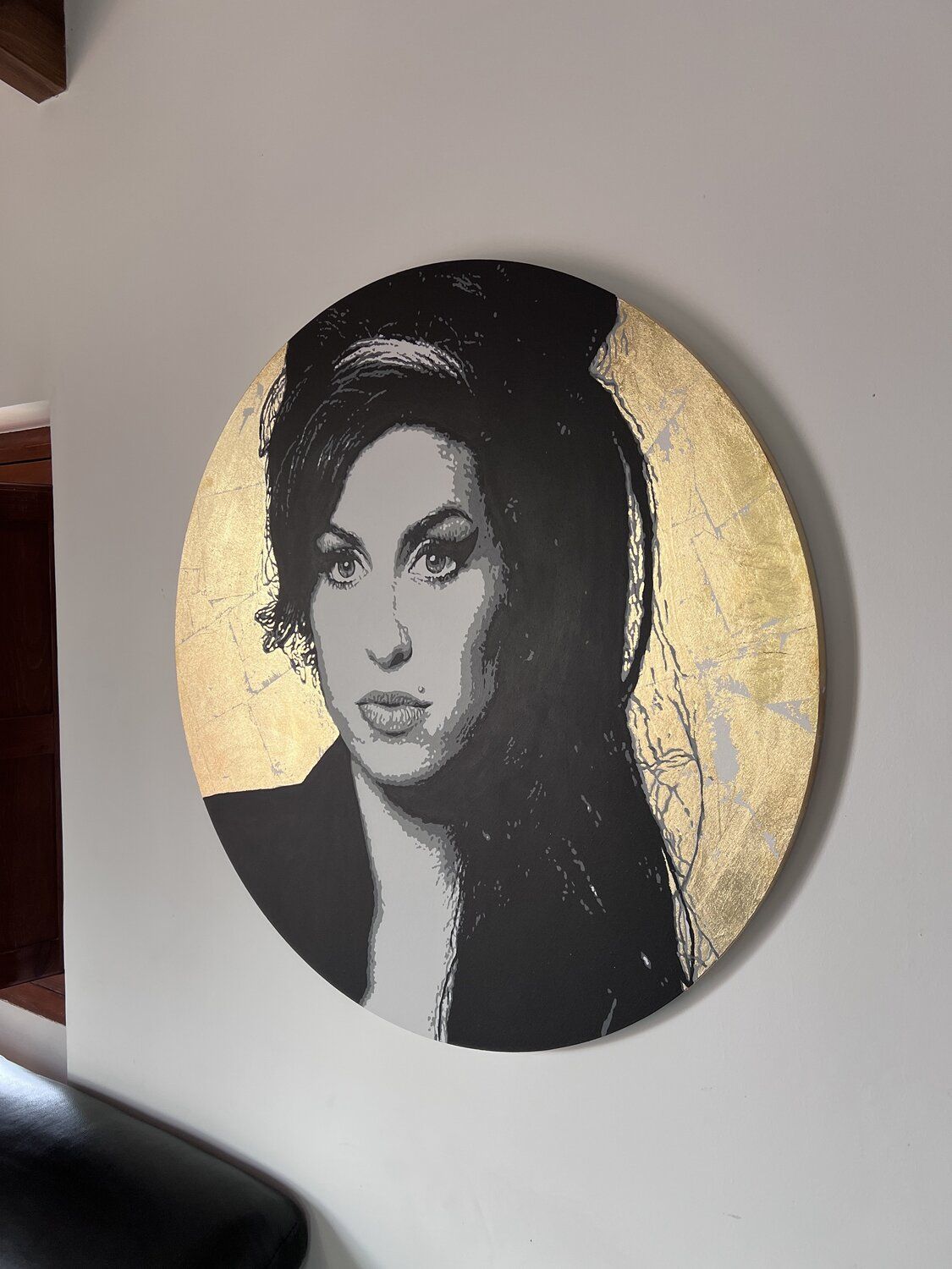 Retrato de la controversial cantante Amy Whinehouse, pintado por Michel Acosta Pérez AMY IN THE ROUND (back to black)