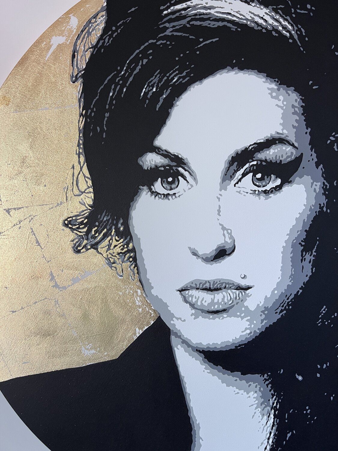 Retrato de la controversial cantante Amy Whinehouse, pintado por Michel Acosta Pérez AMY IN THE ROUND (back to black)
