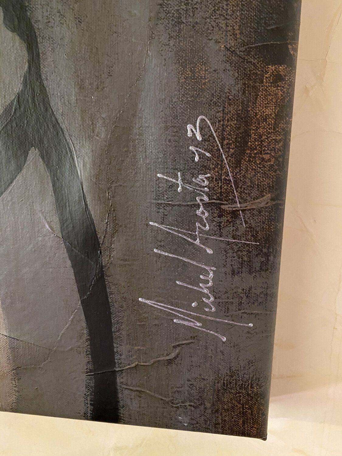 La obra, pintada a mano por Michel Acosta Pérez, muestra la destreza el autor en el manejo de las luces y las sombras, así como su capacidad como retratista para captar esos momentos de erotismo y seducción. DESEO 1