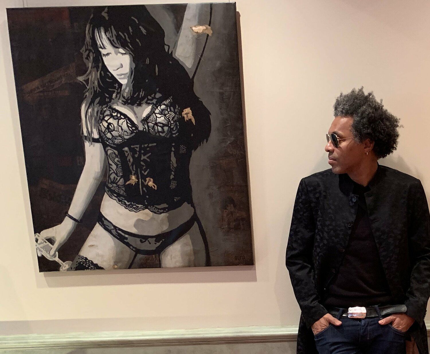 La obra, pintada a mano por Michel Acosta Pérez, muestra la destreza el autor en el manejo de las luces y las sombras, así como su capacidad como retratista para captar esos momentos de erotismo y seducción. DESEO 1