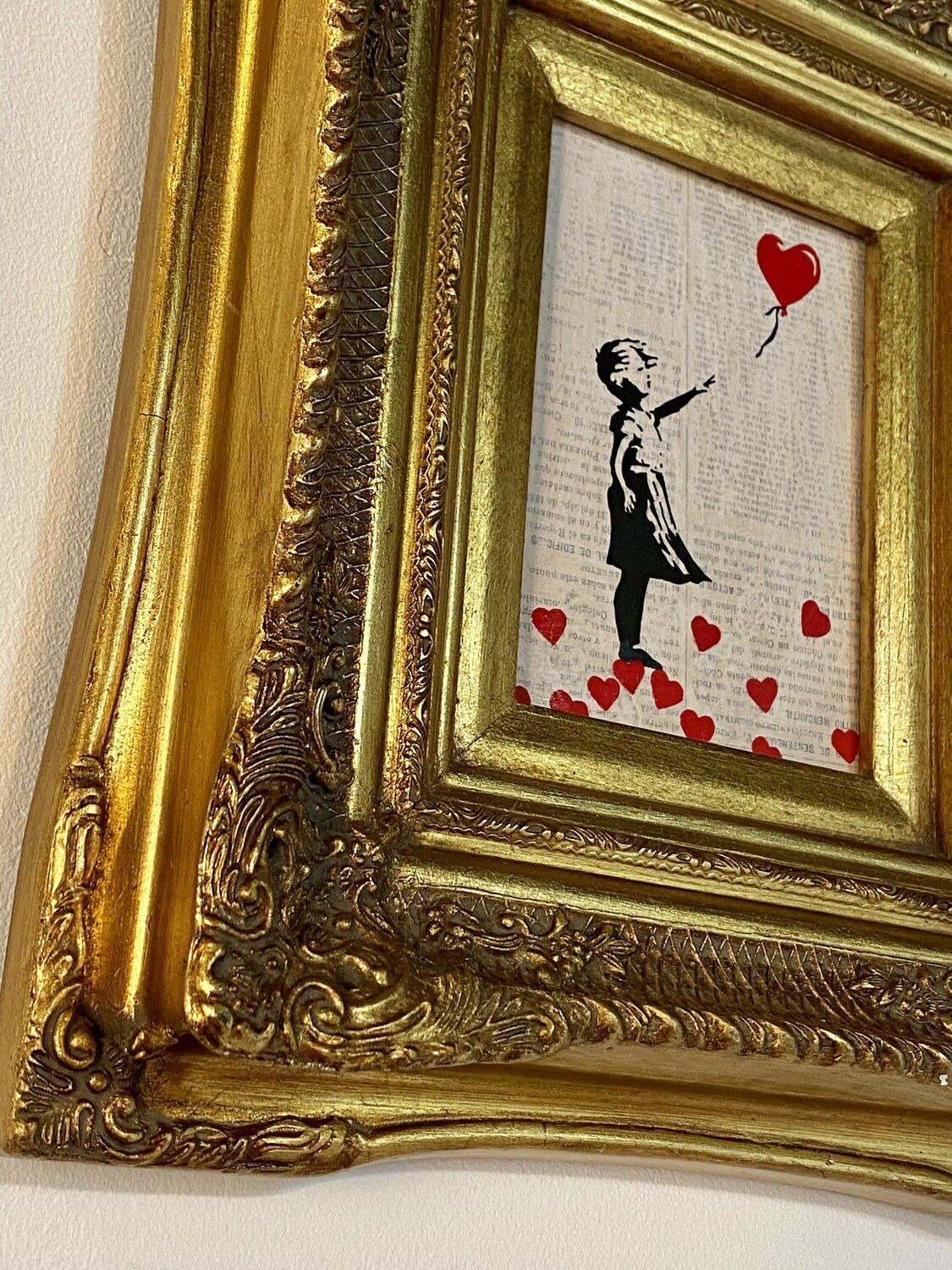 Obra original del artista cubano Michel Acosta Pérez, de estilo Pop, con una apropiación de la obra de Banksy Banksy update available (like it’s in the air)