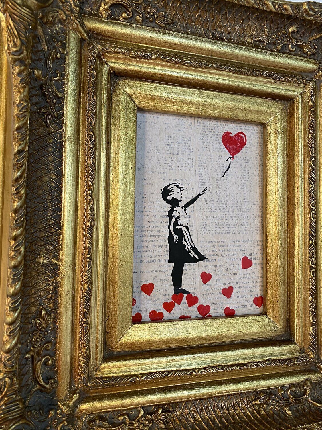Obra original del artista cubano Michel Acosta Pérez, de estilo Pop, con una apropiación de la obra de Banksy Banksy update available (like it’s in the air)