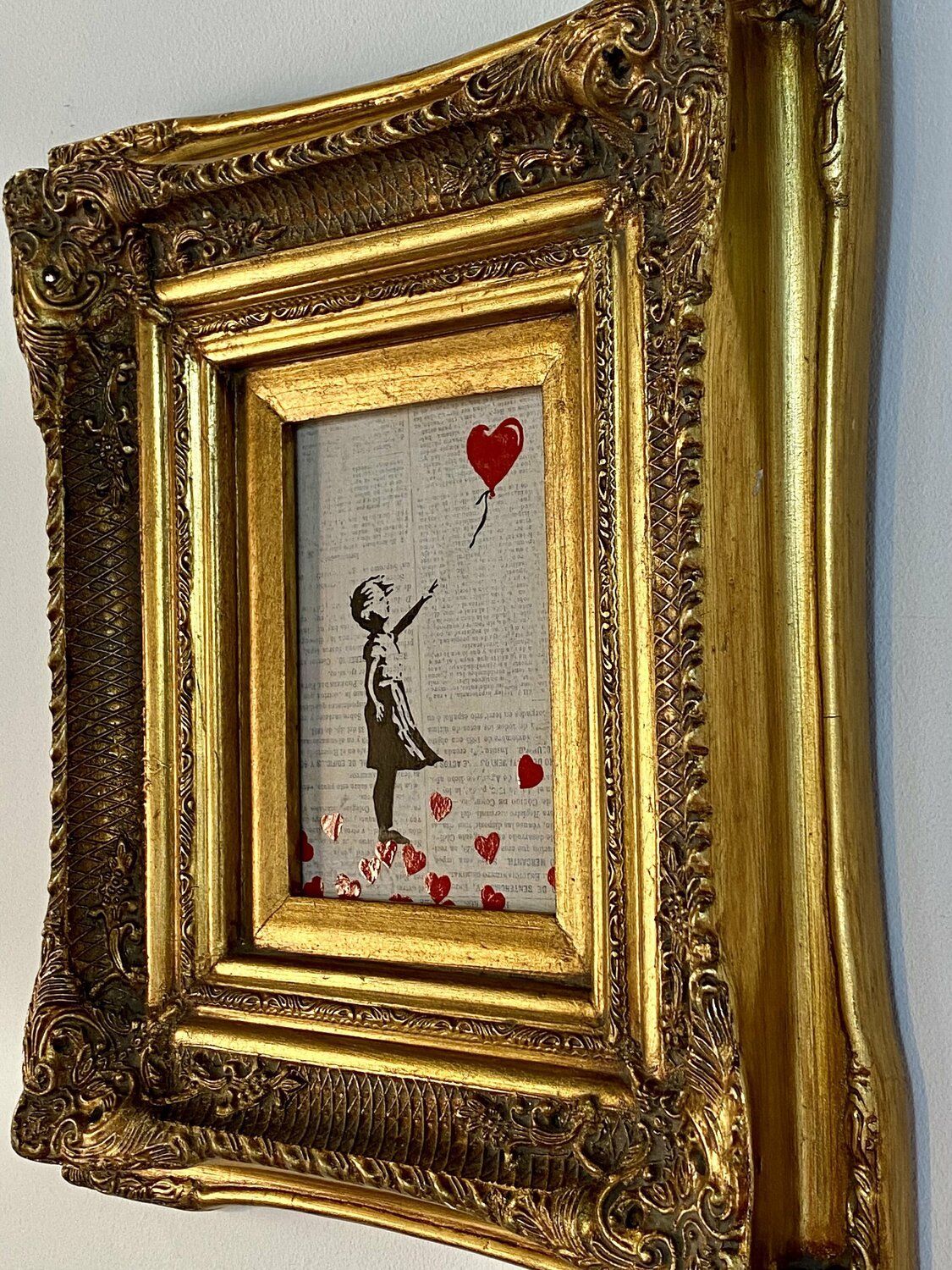 Obra original del artista cubano Michel Acosta Pérez, de estilo Pop, con una apropiación de la obra de Banksy Banksy update available (like it’s in the air)