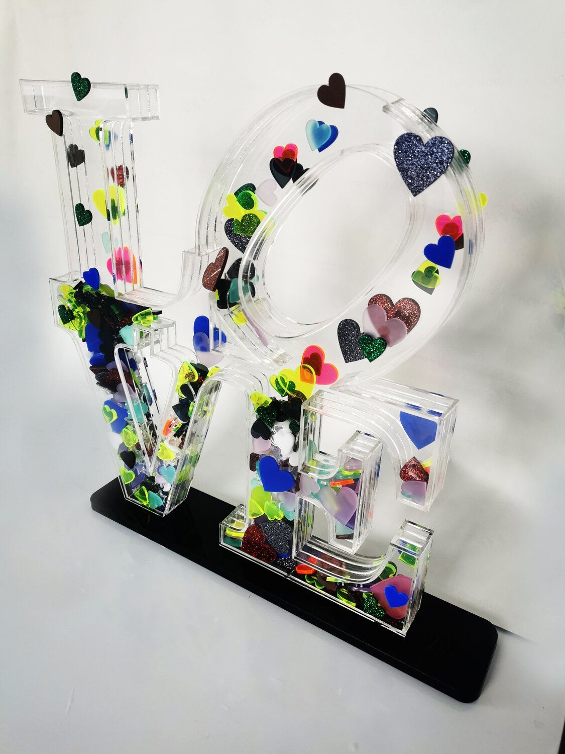 Michel Acosta reinterpreta la icónica obra de Robert Indiana con esta escultura. Se apropia de la palabra LOVE y construye una estructura en plexiglás transparente. LIKE LOVE
