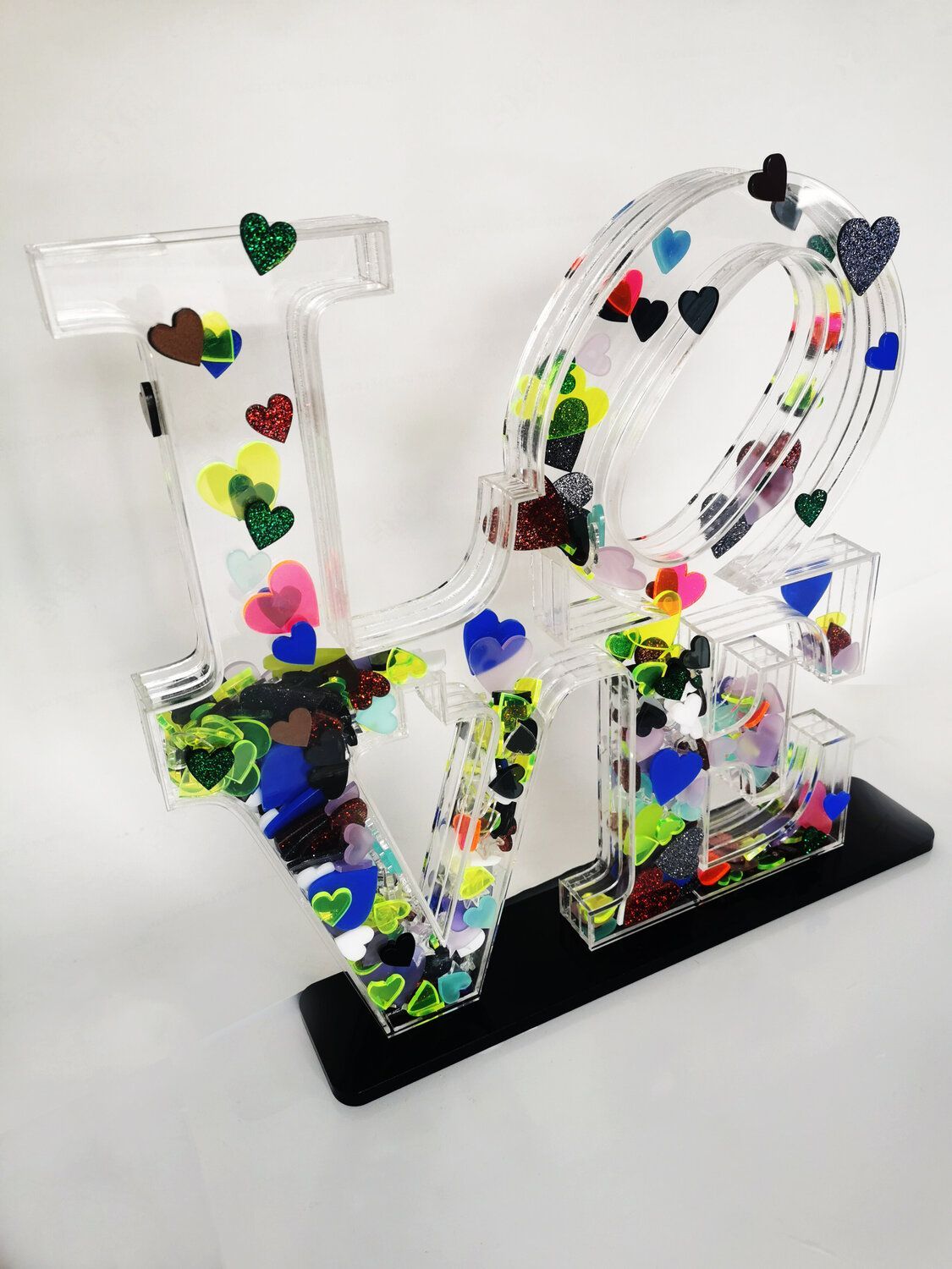 Michel Acosta reinterpreta la icónica obra de Robert Indiana con esta escultura. Se apropia de la palabra LOVE y construye una estructura en plexiglás transparente. LIKE LOVE