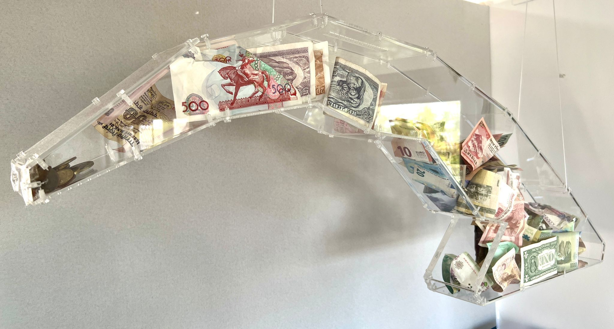 Escultura en metacrilato de Michel Acosta Pérez, en alegoría a la realidad económica de Cuba. LA GRAN HUCHA